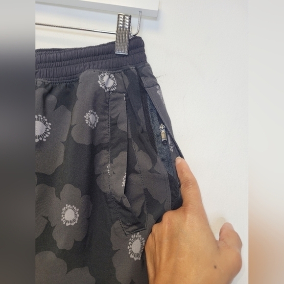 Lululemon Pace Breaker Short 9" Black and Grey Floral Size S - Picture 7 of 16